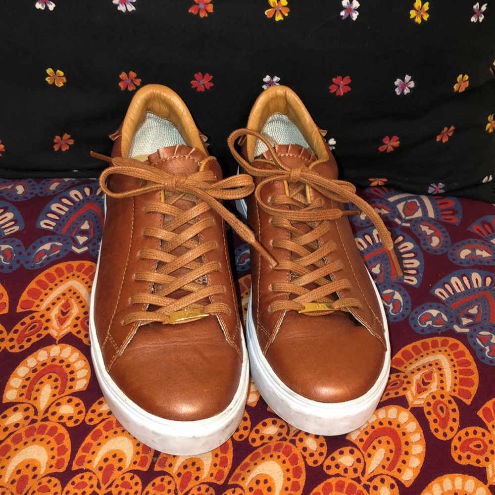 High quality Colombian leather shoes with cute details in the back and tongue.